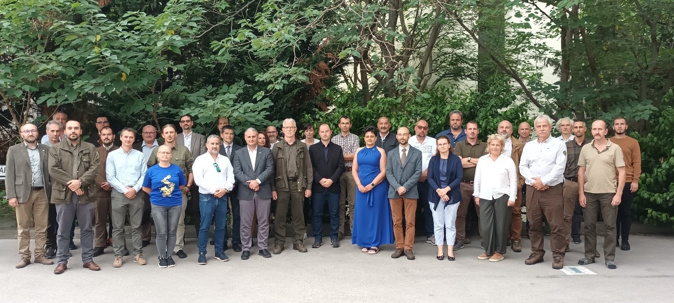 Csoportkép az alakuló ülést követően a résztvevőkkel.