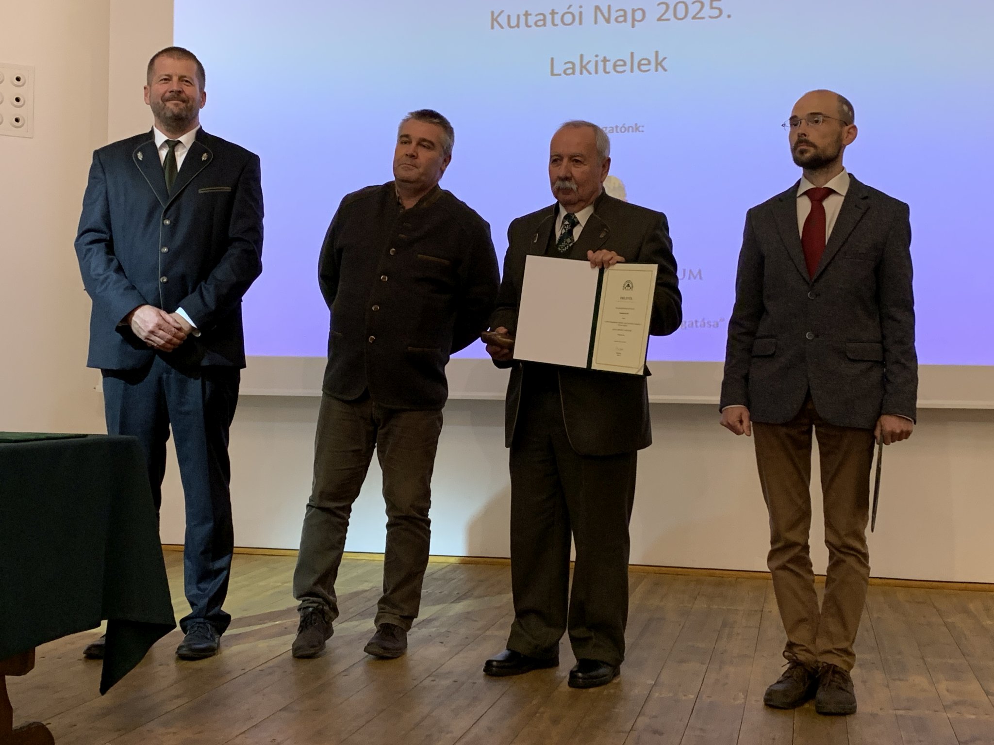 7. kép: Szabados Sándor ny. műszaki vezető, az Alföldi Erdőkért emlékérem kitüntetéssel (balról a harmadik), Sulyok Ferenc (b), Haidinger György (b2) Gemenc Zrt. Hajósi Erdészet vezetője, Raisz Árpád AEE titkár (j).