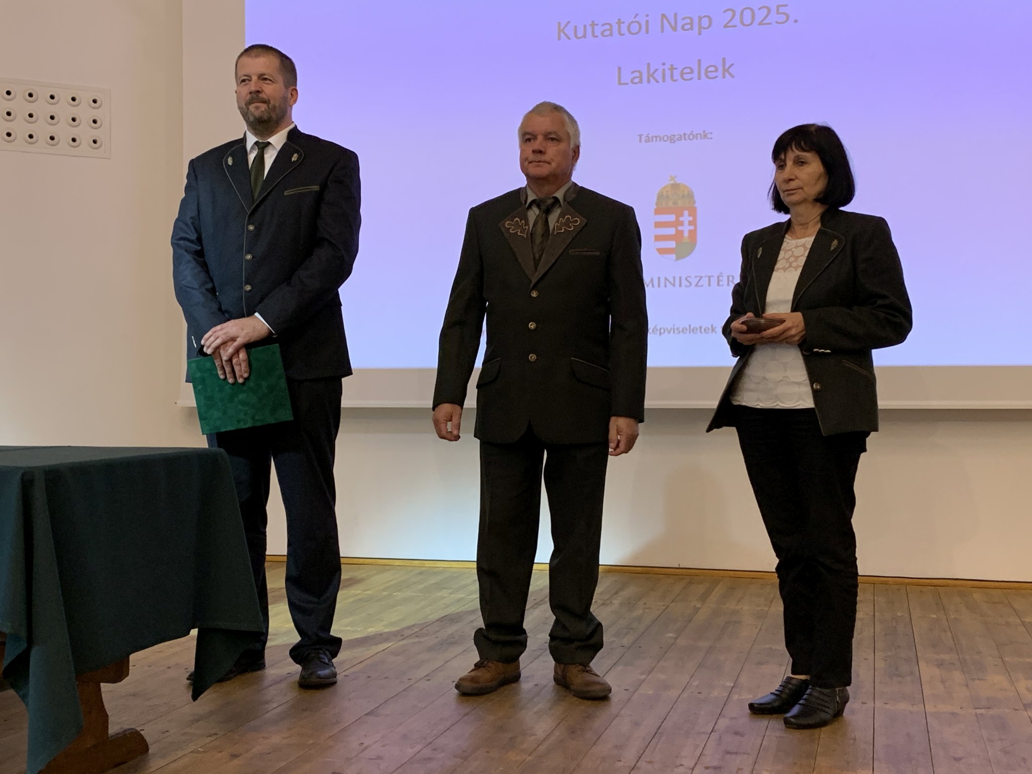 8. kép: Szécsi László kitüntetett szakoktató (középen). Andrésiné Dr. Ambrus Ildikó igazgató(j) és Sulyok Ferenc (b).